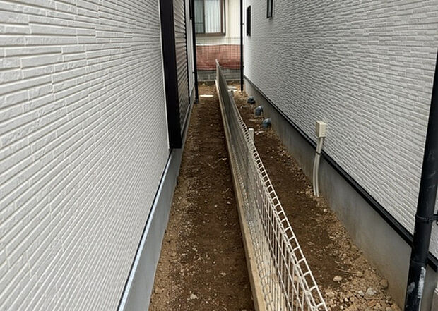 【庭】庭があることでガーデニングや家庭菜園はもちろん、こどもの遊び場やペットを放して遊ぶことができます。また、家の周囲に余裕があるということです。隣地との間があれば、十分な日当たりと、風通しが確保できます。