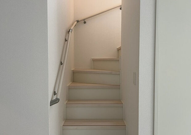 【内装】建物の上下階の通路である階段は、その位置によって動線や室内の印象が大きく左右されます。手摺にも重要な役割があり、転倒の防止・歩行や動作を円滑にして日常生活を支えることを主な目的として設置されています。