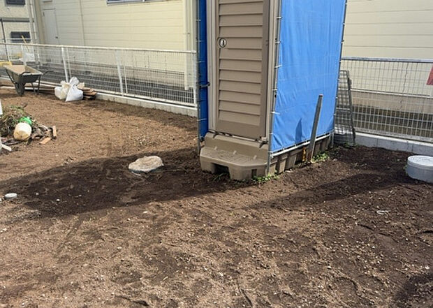 【庭】庭があることでガーデニングや家庭菜園はもちろん、こどもの遊び場やペットを放して遊ぶことができます。また、家の周囲に余裕があるということです。隣地との間があれば、十分な日当たりと、風通しが確保できます。