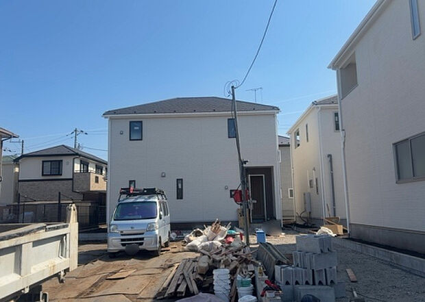 【外観_3】現地に行くなら、物件の周囲の地形がどうなっているかを見ることも大切です。周辺より低くなっている土地では、大雨などで水が集まりやすいため、地盤が弱くなっているということも考えられるため、注意が必要です。