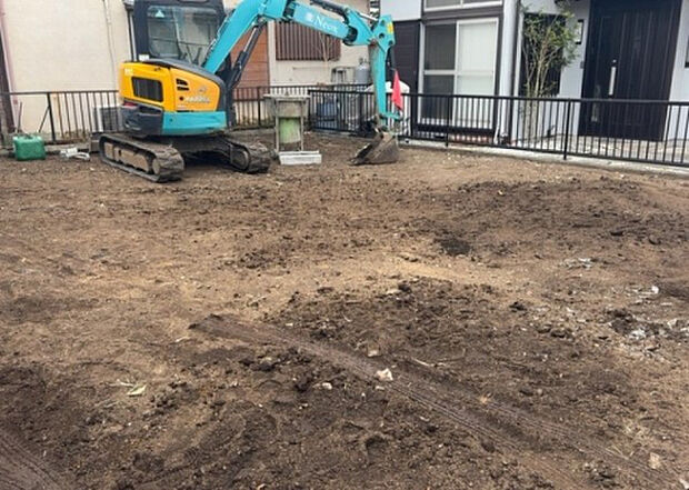 【構造・工法・仕様_2】ベタ基礎とは、柱の位置に関係なく全体に基礎がある事を指し、面積が大きい分建物の重さを全体に分散できます。また、地面からの湿気や害虫を遮断でき、木造住宅で心配されるシロアリ被害を防ぐ効果も期待できます。