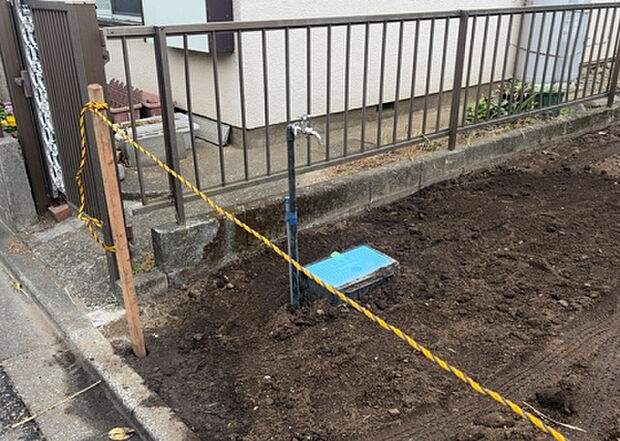 【その他設備】敷地内には、散水栓や立水栓があります。水道水を直接利用できるため、水を運ぶ手間を省くことが出来ます。大量の水を必要とする洗車作業や清掃などに役立ちます。その他設備とあわせて、現地でご確認ください。