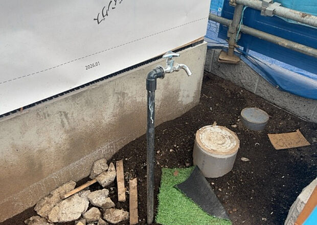 【その他設備】敷地内には、散水栓や立水栓があります。水道水を直接利用できるため、水を運ぶ手間を省くことが出来ます。大量の水を必要とする洗車作業や清掃などに役立ちます。その他設備とあわせて、現地でご確認ください。