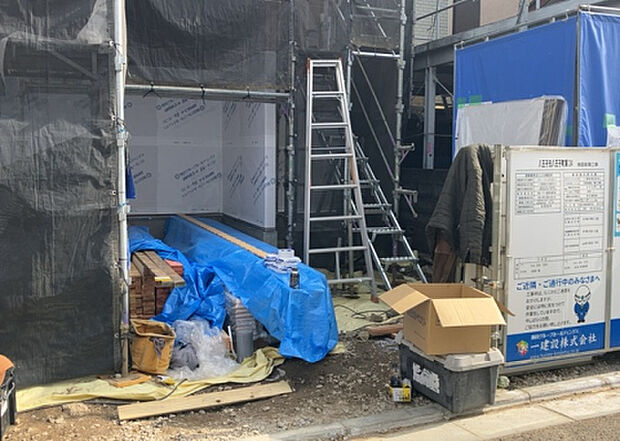 【庭_2】庭のある家に住むことのメリットとして、子どもたちの遊び場を確保できること、ガーデニングや家庭菜園を楽しめること、明るさを確保できることがあります。また、配置を工夫することでプライバシーが確保できます。