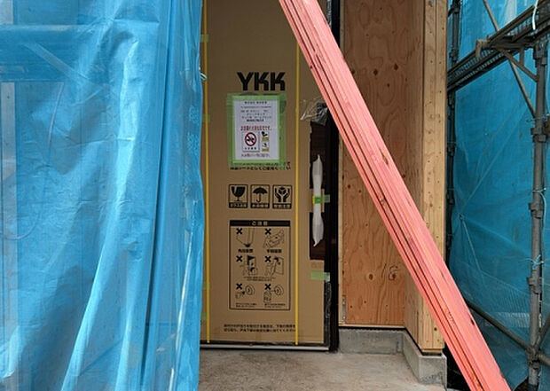 【玄関】玄関は家の顔でもあり、家族以外の目にも止まる場所です。玄関は外との間を仕切る扉、靴などをしまっておく収納スペース、靴脱ぎのたたきスペース、来客とのやり取りをするドアホンなど複数のアイテムからなります。