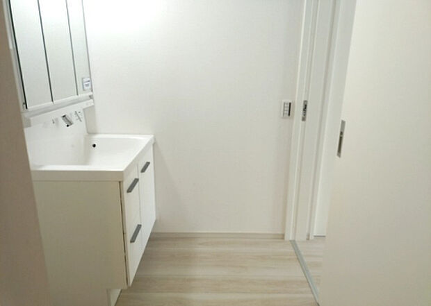 【脱衣場】多くの戸建て住宅で見かける洗面脱衣所は、洗面台と洗濯機が2畳ほどのスペースに並べられていて、洗面所が脱衣所を兼ね備えている間取りが一般的です。お客様が利用することもある、パブリックな空間でもあります。