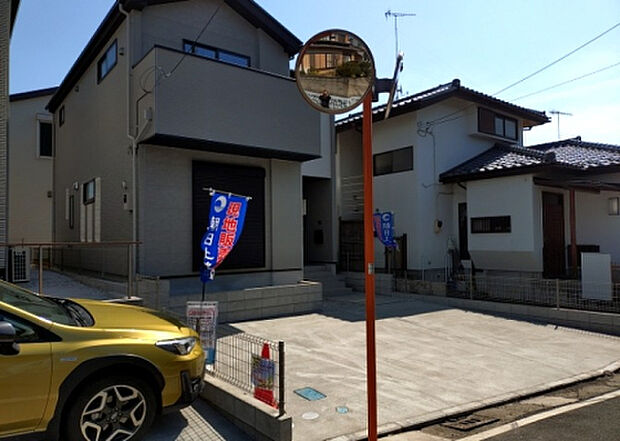 【前面道路含む現地写真_2】お持ちの車種によっては前面道路が広い方が便利でしょう。しかし、前面道路が広ければその分交通量が多くなるため、騒音などが気になる場合があります。実際に現地を見学し、周辺交通量や騒音などを確認しましょう!