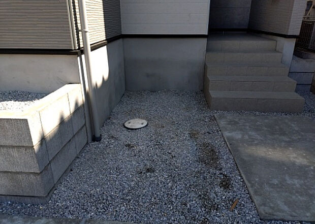 【庭】庭があることでガーデニングや家庭菜園はもちろん、こどもの遊び場やペットを放して遊ぶことができます。また、家の周囲に余裕があるということです。隣地との間があれば、十分な日当たりと、風通しが確保できます。