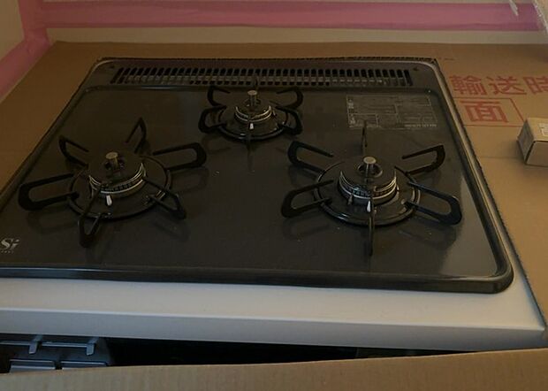 【キッチンコンロ】キッチンコンロは、料理の質を大きく左右する重要な設備です。火力調整のしやすさ、グリル機能の有無、安全装置の充実度など、選ぶポイントがたくさんあります。特に、IHクッキングヒーターは、お手入れのしやすさや安全性が高く、近年人気が高まっています。