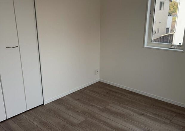 【洋室】洋室のメリットは重い家具が置きやすく、身の回りが整理しやすいことです。 床がフローリングのため畳とは異なり凹みにくいです。 クローゼットなど収納が豊富で、普段使わない旅行カバンや服の整頓も簡単にです。