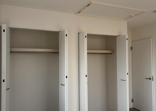 【ウォークインクローゼット】ウォークインクローゼットがあれば、クローゼット内でコーディネートが完成できますし、季節の変わり目に行う衣替えの手間も省けます。また、スーツケースなど大きいものもしまうことができ使い勝手がよいです。
