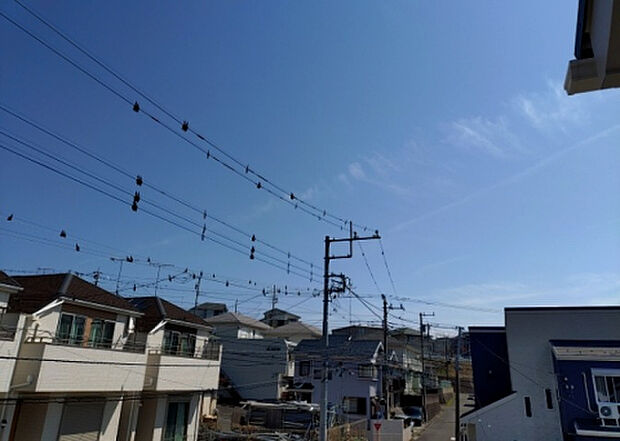 【物件からの展望】眺望を気にして物件を探す場合、前面に建物が建っていないか現地で確認しましょう！前面に建物があると景色はもちろん、日当たりや風通しにも影響が出てきます。住んだ時のことを想像しながら現地見学をしましょう。