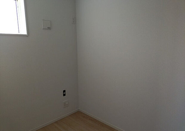 【ウォークインクローゼット】ウォークインクローゼットがあれば、クローゼット内でコーディネートが完成できますし、季節の変わり目に行う衣替えの手間も省けます。また、スーツケースなど大きいものもしまうことができ使い勝手がよいです。