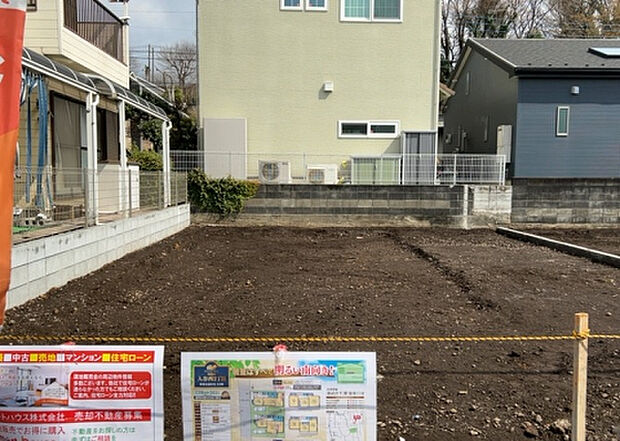 【構造・工法・仕様_2】ベタ基礎とは、柱の位置に関係なく全体に基礎がある事を指し、面積が大きい分建物の重さを全体に分散できます。また、地面からの湿気や害虫を遮断でき、木造住宅で心配されるシロアリ被害を防ぐ効果も期待できます。