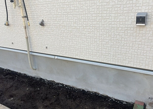 【構造・工法・仕様_2】ベタ基礎とは、柱の位置に関係なく全体に基礎がある事を指し、面積が大きい分建物の重さを全体に分散できます。また、地面からの湿気や害虫を遮断でき、木造住宅で心配されるシロアリ被害を防ぐ効果も期待できます。