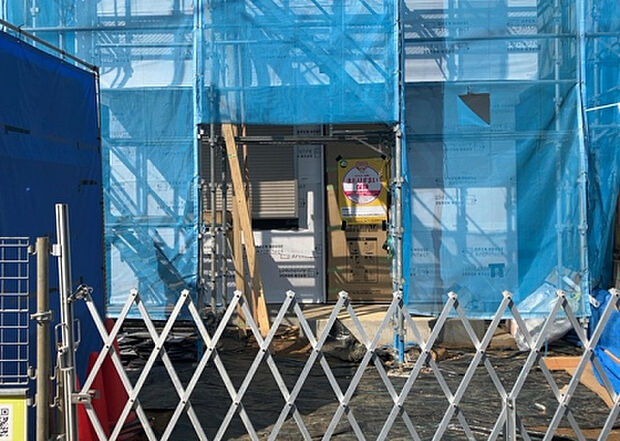 【外観_3】現地に行くなら、物件の周囲の地形がどうなっているかを見ることも大切です。周辺より低くなっている土地では、大雨などで水が集まりやすいため、地盤が弱くなっているということも考えられるため、注意が必要です。