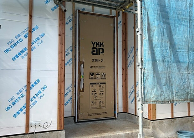 【玄関_2】玄関は、狭すぎると複数人で使いにくく、広すぎても無駄な空間になりがちです。最低2畳を目安にして、家の広さとの兼ね合いや家族の人数を考慮して決めるとよいでしょう。現地を見学して快適な玄関を選びましょう!