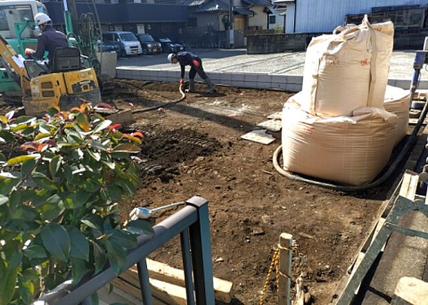 【玄関】玄関は家の顔でもあり、家族以外の目にも止まる場所です。玄関は外との間を仕切る扉、靴などをしまっておく収納スペース、靴脱ぎのたたきスペース、来客とのやり取りをするドアホンなど複数のアイテムからなります。