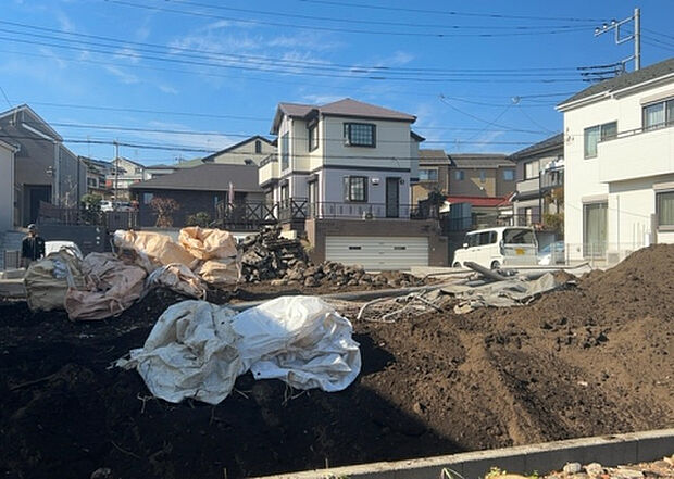 【玄関】玄関は家の顔でもあり、家族以外の目にも止まる場所です。玄関は外との間を仕切る扉、靴などをしまっておく収納スペース、靴脱ぎのたたきスペース、来客とのやり取りをするドアホンなど複数のアイテムからなります。