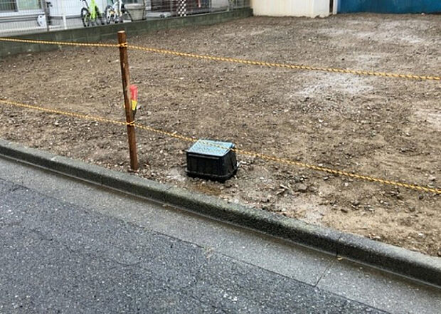 【その他設備】敷地内には、散水栓や立水栓があります。水道水を直接利用できるため、水を運ぶ手間を省くことが出来ます。大量の水を必要とする洗車作業や清掃などに役立ちます。その他設備とあわせて、現地でご確認ください。