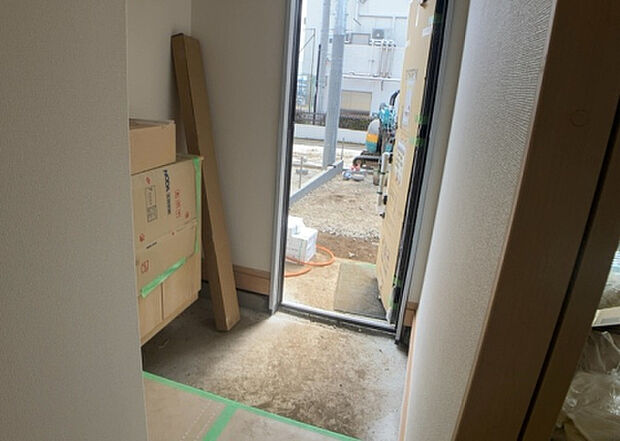 【玄関】玄関は家の顔でもあり、家族以外の目にも止まる場所です。玄関は外との間を仕切る扉、靴などをしまっておく収納スペース、靴脱ぎのたたきスペース、来客とのやり取りをするドアホンなど複数のアイテムからなります。