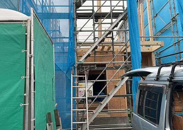 【外観_3】現地に行くなら、物件の周囲の地形がどうなっているかを見ることも大切です。周辺より低くなっている土地では、大雨などで水が集まりやすいため、地盤が弱くなっているということも考えられるため、注意が必要です。