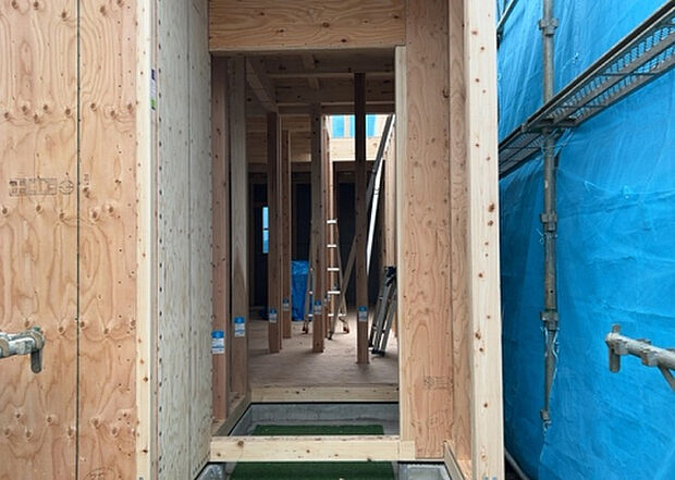 【玄関】玄関は家の顔でもあり、家族以外の目にも止まる場所です。玄関は外との間を仕切る扉、靴などをしまっておく収納スペース、靴脱ぎのたたきスペース、来客とのやり取りをするドアホンなど複数のアイテムからなります。