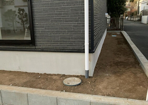 【庭】庭があることでガーデニングや家庭菜園はもちろん、こどもの遊び場やペットを放して遊ぶことができます。また、家の周囲に余裕があるということです。隣地との間があれば、十分な日当たりと、風通しが確保できます。