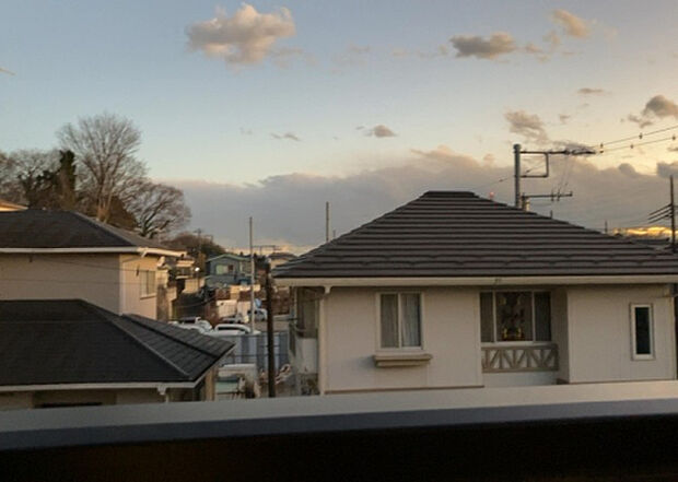 【物件からの展望】眺望を気にして物件を探す場合、前面に建物が建っていないか現地で確認しましょう！前面に建物があると景色はもちろん、日当たりや風通しにも影響が出てきます。住んだ時のことを想像しながら現地見学をしましょう。