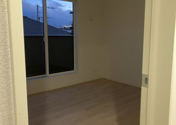 【洋室】洋室のメリットは重い家具が置きやすく、身の回りが整理しやすいことです。 床がフローリングのため畳とは異なり凹みにくいです。 クローゼットなど収納が豊富で、普段使わない旅行カバンや服の整頓も簡単にです。