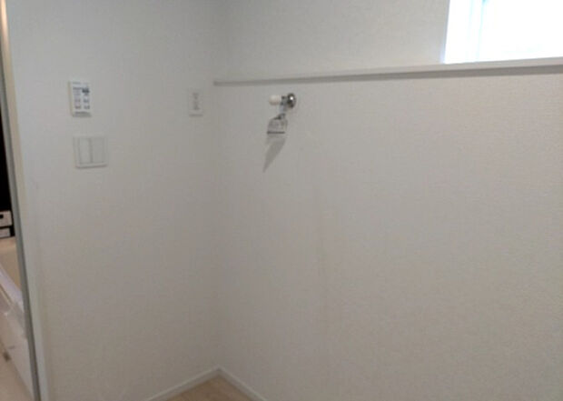 【ランドリースペース】ランドリースペースも気になります。洗濯機置場があり「洗う、干す、取り込む、アイロンがけ、たたむ」など、洗濯に関する家事をするための空間です。広さや収納など付帯設備も含めて、詳細は現地でご確認ください。