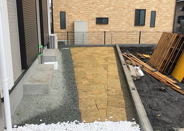 【庭】庭があることでガーデニングや家庭菜園はもちろん、こどもの遊び場やペットを放して遊ぶことができます。また、家の周囲に余裕があるということです。隣地との間があれば、十分な日当たりと、風通しが確保できます。