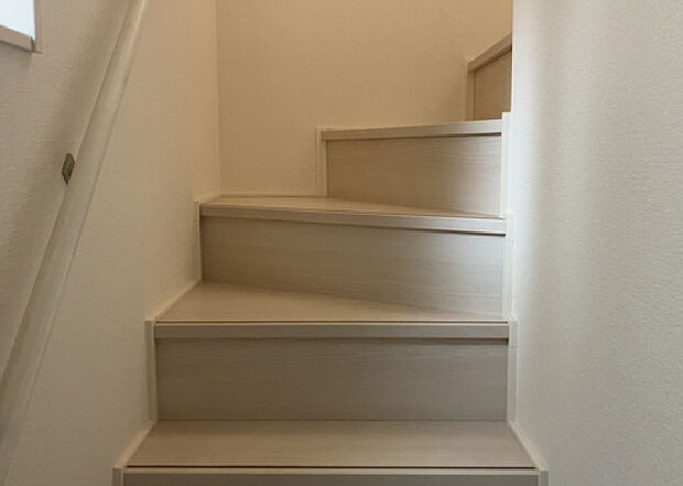 【内装】建物の上下階の通路である階段は、その位置によって動線や室内の印象が大きく左右されます。手摺にも重要な役割があり、転倒の防止・歩行や動作を円滑にして日常生活を支えることを主な目的として設置されています。