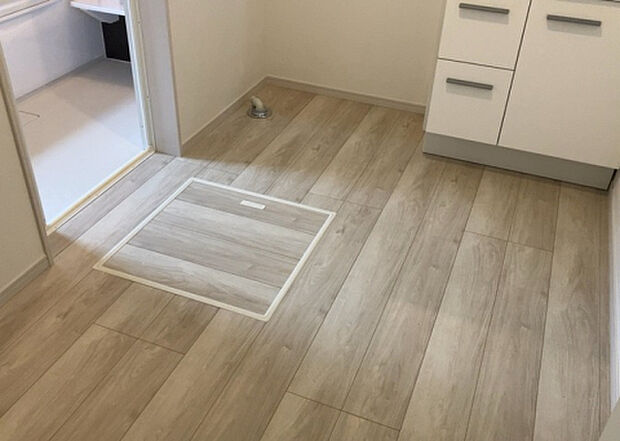 【脱衣場】多くの戸建て住宅で見かける洗面脱衣所は、洗面台と洗濯機が2畳ほどのスペースに並べられていて、洗面所が脱衣所を兼ね備えている間取りが一般的です。お客様が利用することもある、パブリックな空間でもあります。