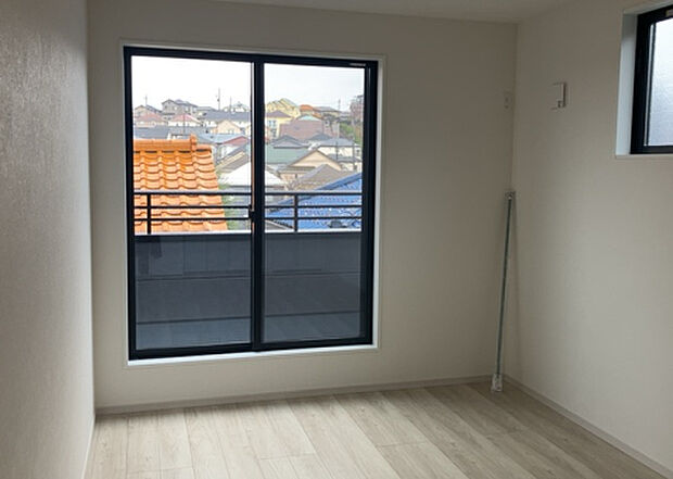 【洋室】洋室のメリットは重い家具が置きやすく、身の回りが整理しやすいことです。 床がフローリングのため畳とは異なり凹みにくいです。 クローゼットなど収納が豊富で、普段使わない旅行カバンや服の整頓も簡単にです。