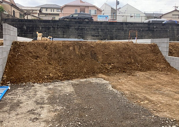 【外観_3】現地に行くなら、物件の周囲の地形がどうなっているかを見ることも大切です。周辺より低くなっている土地では、大雨などで水が集まりやすいため、地盤が弱くなっているということも考えられるため、注意が必要です。