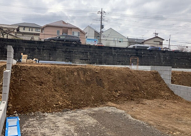 【玄関_2】玄関は、狭すぎると複数人で使いにくく、広すぎても無駄な空間になりがちです。最低2畳を目安にして、家の広さとの兼ね合いや家族の人数を考慮して決めるとよいでしょう。現地を見学して快適な玄関を選びましょう！