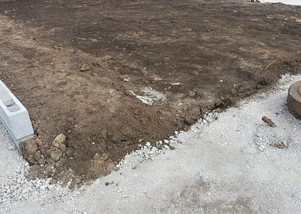 【玄関_2】玄関は、狭すぎると複数人で使いにくく、広すぎても無駄な空間になりがちです。最低2畳を目安にして、家の広さとの兼ね合いや家族の人数を考慮して決めるとよいでしょう。現地を見学して快適な玄関を選びましょう！