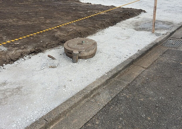 【その他設備】敷地内には、散水栓や立水栓があります。水道水を直接利用できるため、水を運ぶ手間を省くことが出来ます。大量の水を必要とする洗車作業や清掃などに役立ちます。その他設備とあわせて、現地でご確認ください。