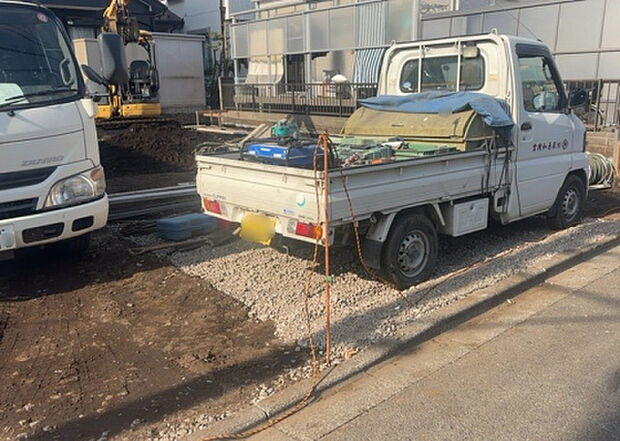 【外観_3】現地に行くなら、物件の周囲の地形がどうなっているかを見ることも大切です。周辺より低くなっている土地では、大雨などで水が集まりやすいため、地盤が弱くなっているということも考えられるため、注意が必要です。