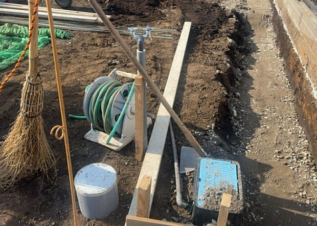 【その他設備】敷地内には、散水栓や立水栓があります。水道水を直接利用できるため、水を運ぶ手間を省くことが出来ます。大量の水を必要とする洗車作業や清掃などに役立ちます。その他設備とあわせて、現地でご確認ください。