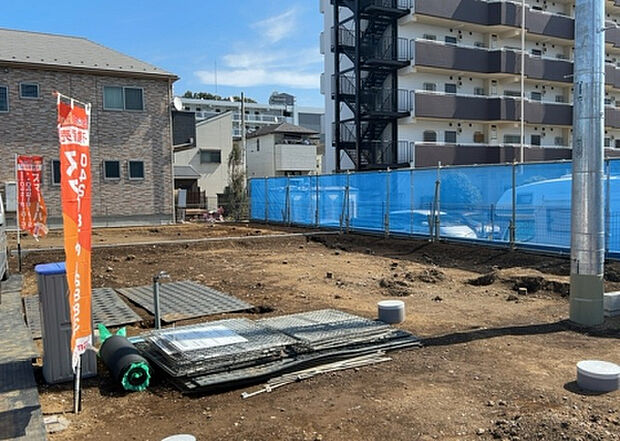 【庭_2】庭のある家に住むことのメリットとして、子どもたちの遊び場を確保できること、ガーデニングや家庭菜園を楽しめること、明るさを確保できることがあります。また、配置を工夫することでプライバシーが確保できます。