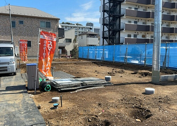 【玄関】玄関は家の顔でもあり、家族以外の目にも止まる場所です。玄関は外との間を仕切る扉、靴などをしまっておく収納スペース、靴脱ぎのたたきスペース、来客とのやり取りをするドアホンなど複数のアイテムからなります。