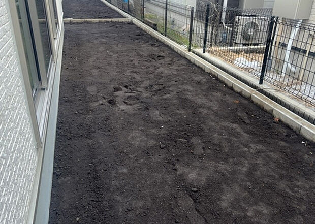 【庭】庭があることでガーデニングや家庭菜園はもちろん、こどもの遊び場やペットを放して遊ぶことができます。また、家の周囲に余裕があるということです。隣地との間があれば、十分な日当たりと、風通しが確保できます。