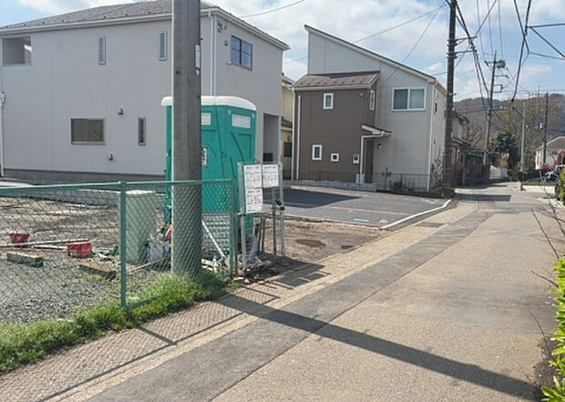 【前面道路含む現地写真_2】お持ちの車種によっては前面道路が広い方が便利でしょう。しかし、前面道路が広ければその分交通量が多くなるため、騒音などが気になる場合があります。実際に現地を見学し、周辺交通量や騒音などを確認しましょう！