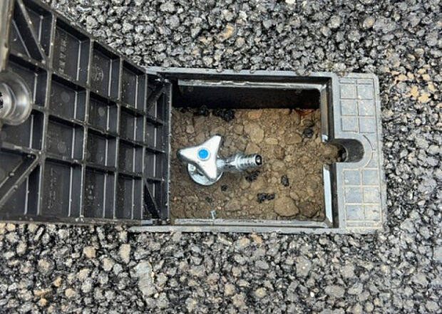 【その他設備】敷地内には、散水栓や立水栓があります。水道水を直接利用できるため、水を運ぶ手間を省くことが出来ます。大量の水を必要とする洗車作業や清掃などに役立ちます。その他設備とあわせて、現地でご確認ください。