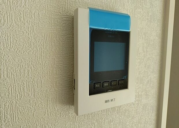 【ＴＶモニター付きインターホン】TVモニター付きインターホンは、来訪者の顔を確認できるだけでなく、音声でやり取りすることもできるため、セキュリティ面で安心できる設備です。モニター画面が大きく見やすいもの、夜間でも来訪者をしっかりと確認できるものなど、機能性を重視したいところです。