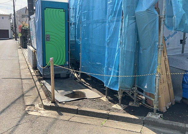 【庭_2】庭のある家に住むことのメリットとして、子どもたちの遊び場を確保できること、ガーデニングや家庭菜園を楽しめること、明るさを確保できることがあります。また、配置を工夫することでプライバシーが確保できます。