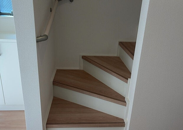 【内装】建物の上下階の通路である階段は、その位置によって動線や室内の印象が大きく左右されます。手摺にも重要な役割があり、転倒の防止・歩行や動作を円滑にして日常生活を支えることを主な目的として設置されています。