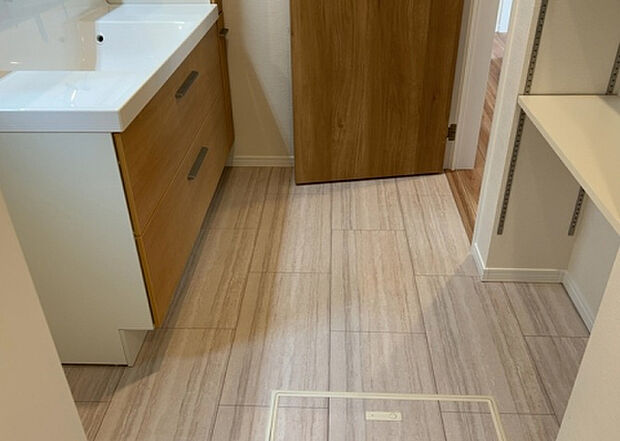 【脱衣場】多くの戸建て住宅で見かける洗面脱衣所は、洗面台と洗濯機が2畳ほどのスペースに並べられていて、洗面所が脱衣所を兼ね備えている間取りが一般的です。お客様が利用することもある、パブリックな空間でもあります。